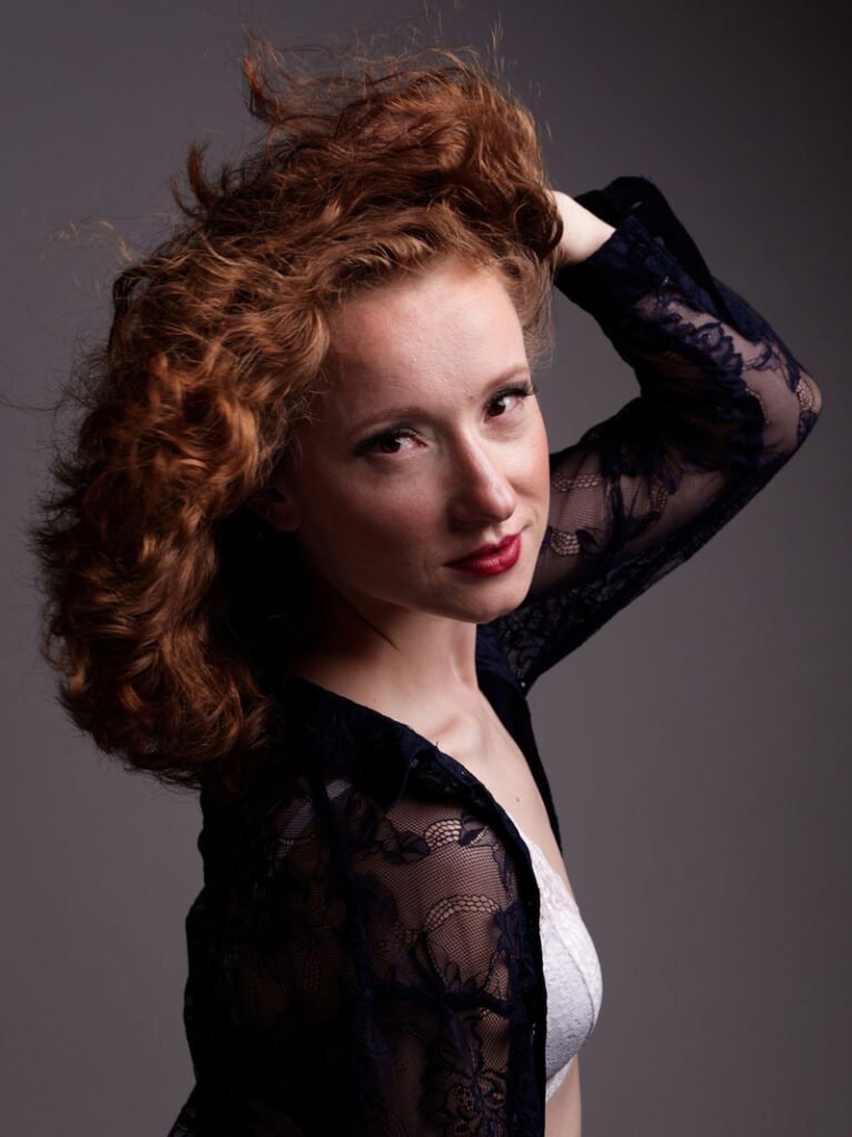 kobieta z rudymi włosami w pięknym wieczorowym makijażu - sesja zdjęciowa