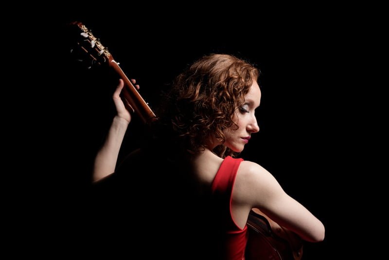 kobieta z rudymi włosami i czerwonej sikience w pięknym wieczorowym makijażu - sesja zdjęciowa